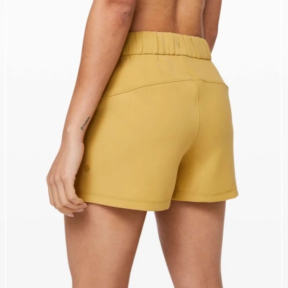 Lululemon On The Fly Woven 2.5” Shorts Vintage Gold Size 12